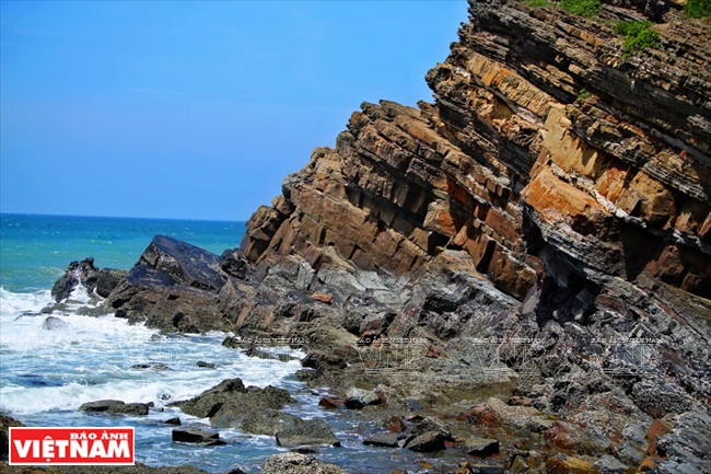 姹紫嫣红的石片重重叠叠，宛若大自然的装置艺术作品。（图片来源：越南画报）