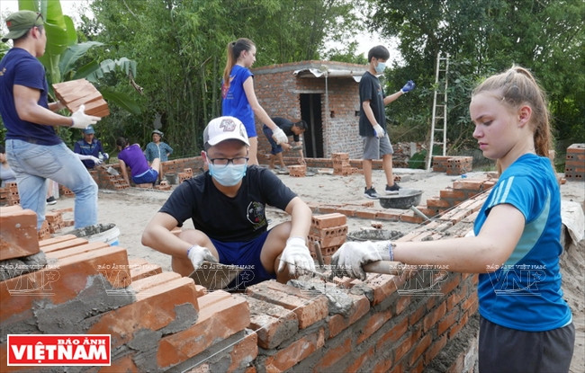 学生学瓦工。图/资料