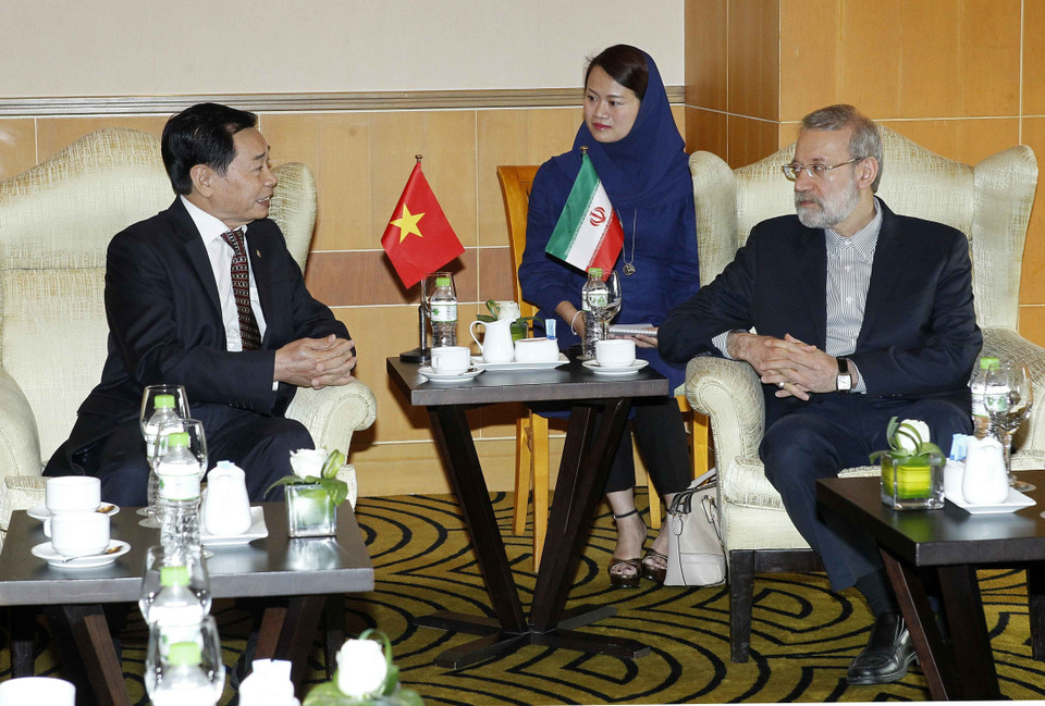 越南伊朗议员友好小组主席邓如利在河内礼节性拜会伊朗伊斯兰共和国议会议长阿里•拉里贾尼。越通社记者 文叠 摄
