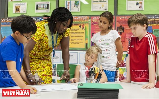 教师激发学生上绘画课的兴趣。图/资料