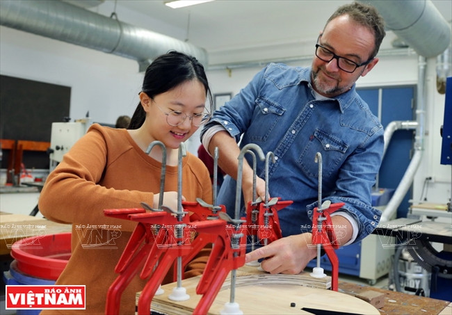 在附属工厂实习。本报记者 庆龙 摄