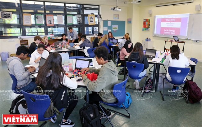 生动有趣的数学课。越南画报记者 庆龙 摄