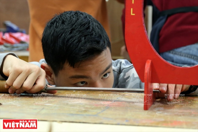 男生在实习。本报记者 庆龙 摄