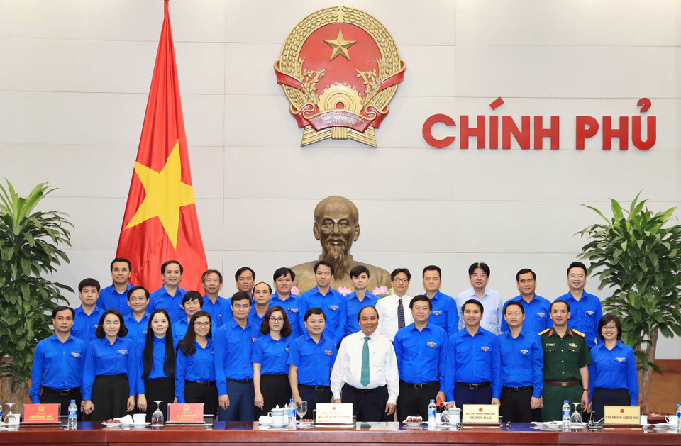 越南政府总理阮春福和胡志明共青团代表合影。越通社记者 统一 摄