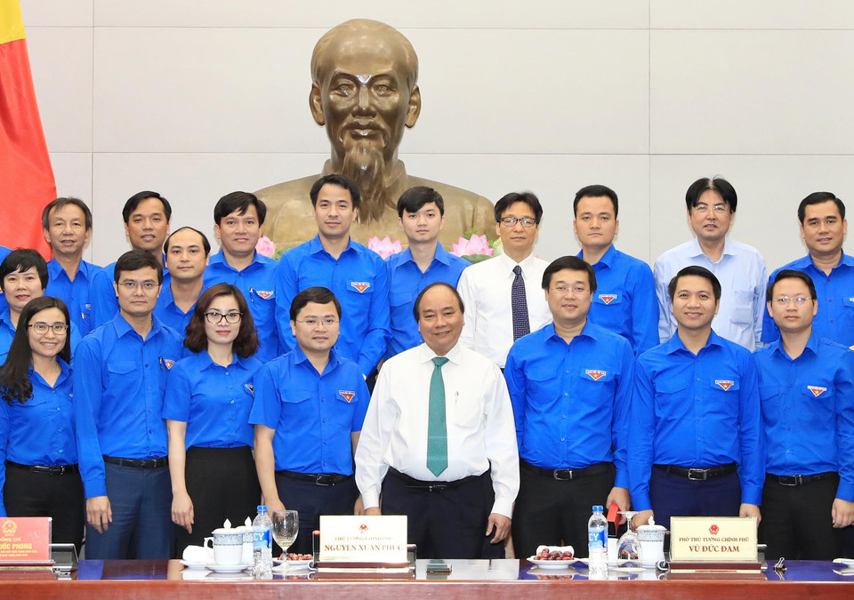 越南政府总理阮春福和胡志明共青团代表合影。越通社记者 统一 摄