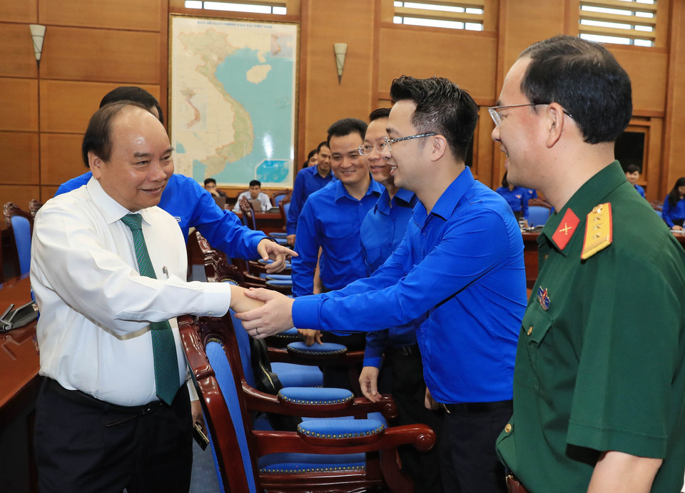 越南政府总理阮春福和胡志明共青团代表。越通社记者 统一 摄