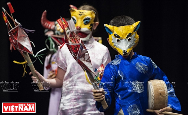 中秋节，学生玩越南民间游戏。图/资料