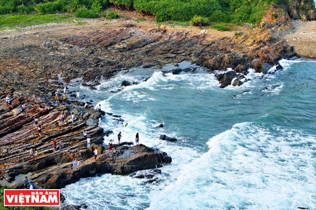 游客对龙爪礁的沉积岩颇感兴趣。（图片来源：越南画报）