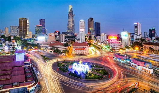 胡志明市中心的夜景。（图片来源：越南《人民军队报》）