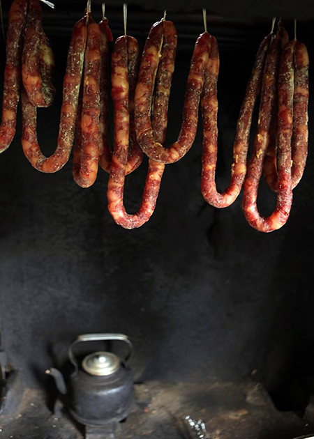 当地特产之一—重庆香肠。（图片来源：越南《人民报》）