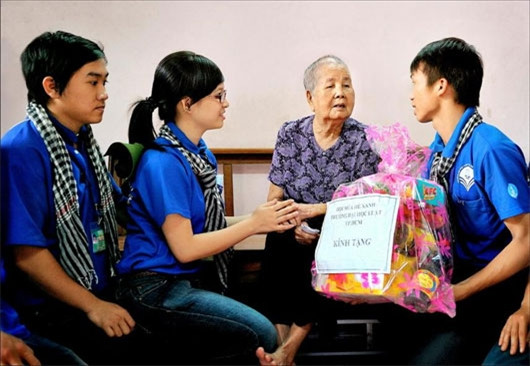 胡志明市青年团员走访慰问革命功臣家庭。（图片来源：越南《人民军队报》）