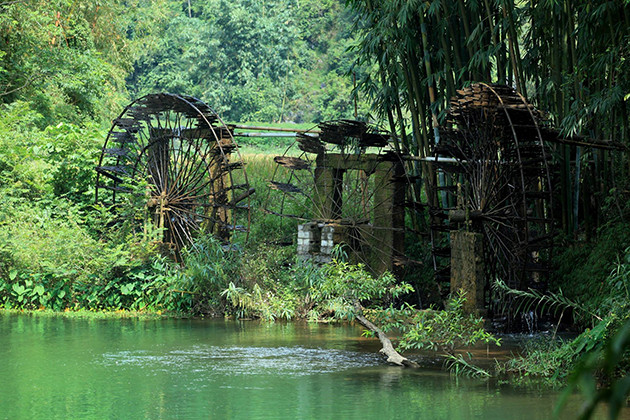 民族同胞在日常生活所使用的灌水工具。（图片来源：越南《人民报》）