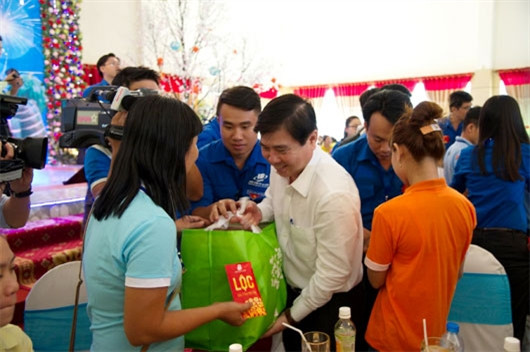 胡志明市领导人经常走访慰问贫困劳动者。（图片来源：越南《人民军队报》）