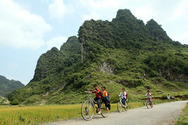 当地人民、儿童的日常生活。（图片来源：越南《人民报》）