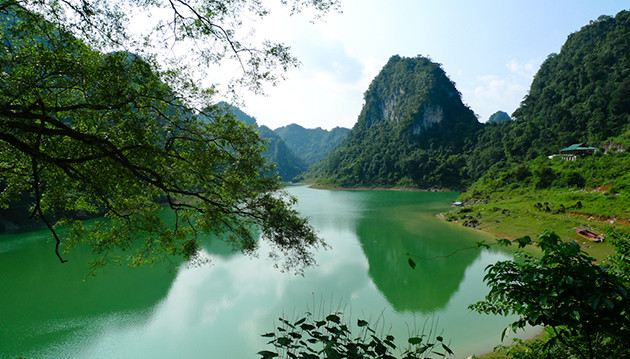 海拔数千米的高平省茶陵县Thang Hen湖的浪漫风景。（图片来源：越南《人民报》）