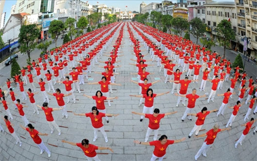 阮惠步行街是为市民举行各项有益的精神文化活动的地方。（图片来源：越南《人民军队报》）