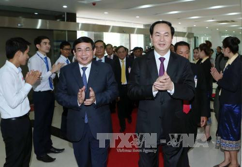 陈大光主席与老越银行工作人员亲切交谈。（图片来源：越通社）