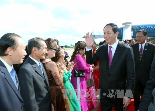 越南驻老挝大使馆工作人员和旅老越南人社群代表赴巴色国际机场迎接陈大光主席。（图片来源：越通社）