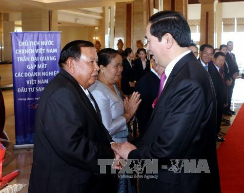 老挝人民革党中央总书记、国家主席本扬•沃拉吉到万象机场送别陈大光主席和夫人。（图片来源：越通社）