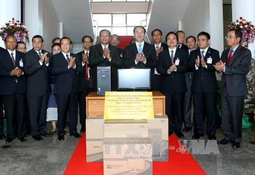 陈大光主席向占巴塞省赠送100台电脑。（图片来源：越通社）