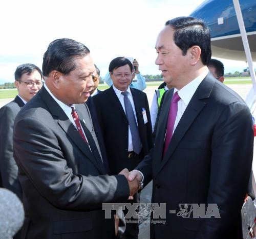 占巴塞省省委书记兼省长本通 • 迪维塞到机场迎接陈大光主席。（图片来源：越通社）