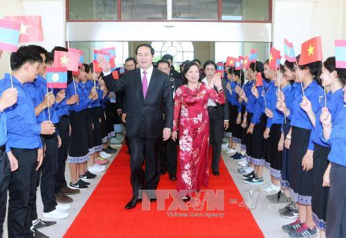 陈大光主席和夫人离开万象，前往老挝占巴塞省进行访问。（图片来源：越通社）