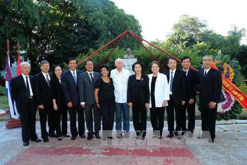 越南国会主席阮氏金银​与古巴援越专家合影（图片来源：越通社）