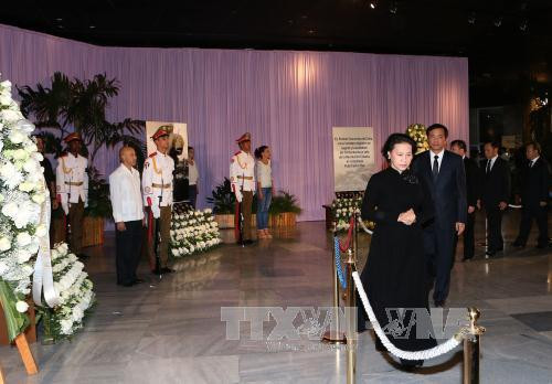 ​越南国会主席阮氏金银​吊唁古巴领袖菲德尔·卡斯特罗·鲁斯​的逝世（图片来源：越通社）​​