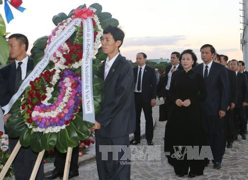 越南国会主席阮氏金银向古巴领袖菲德尔·卡斯特罗·鲁斯遗体敬献花圈（图片来源：越通社）