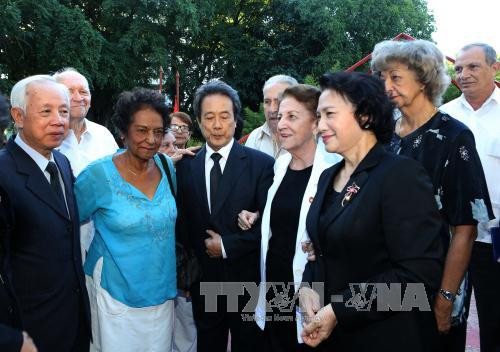 越南国会主席阮氏金银​与古巴援越专家会见交流（图片来源：越通社）