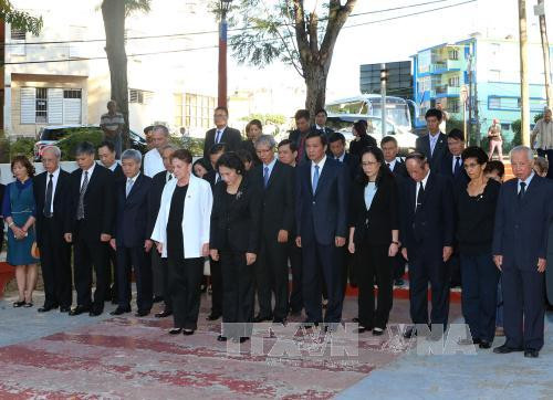 越南国会主席阮氏金银前往设在首都哈瓦那的胡志明主席雕像敬献花圈（图片来源：越通社）