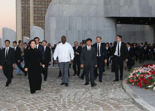 越南国会主席阮氏金银​对古巴领袖菲德尔·卡斯特罗·鲁斯​的逝世表示沉痛哀悼（图片来源：越通社）​