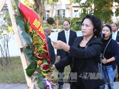 越南国会主席阮氏金银前往设在首都哈瓦那的胡志明主席雕像敬献花圈（图片来源：越通社）