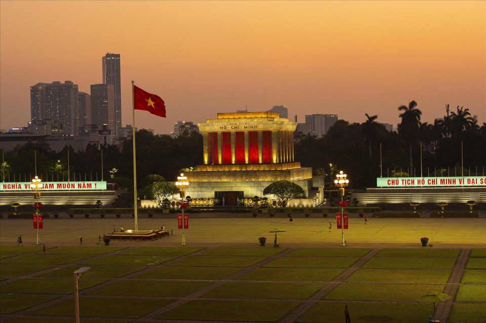胡志明主席陵的黄昏景色。图自越通社