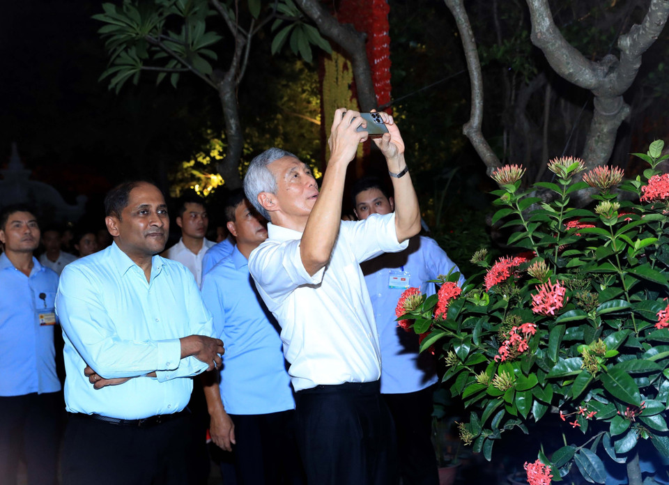 玉山祠的独特建筑和古老之美给新加坡总理李显龙留下深刻印象。图自越通社