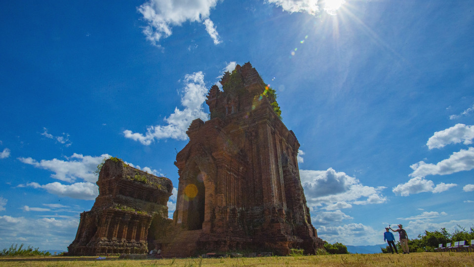 银塔带有占巴建筑的古老之美。图自越通社