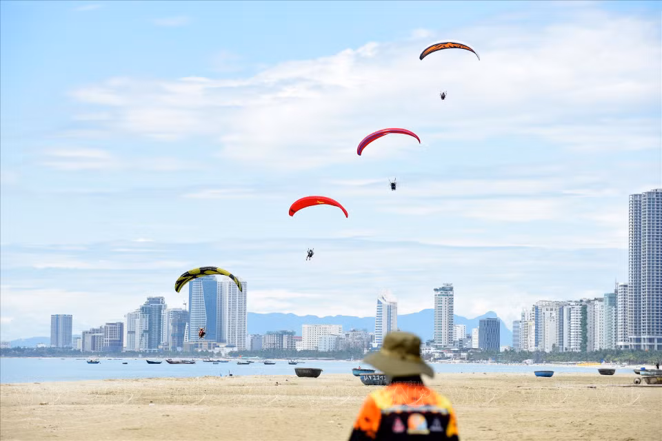 飞行队在岘港美溪海滩上空翱翔。图自越南画报