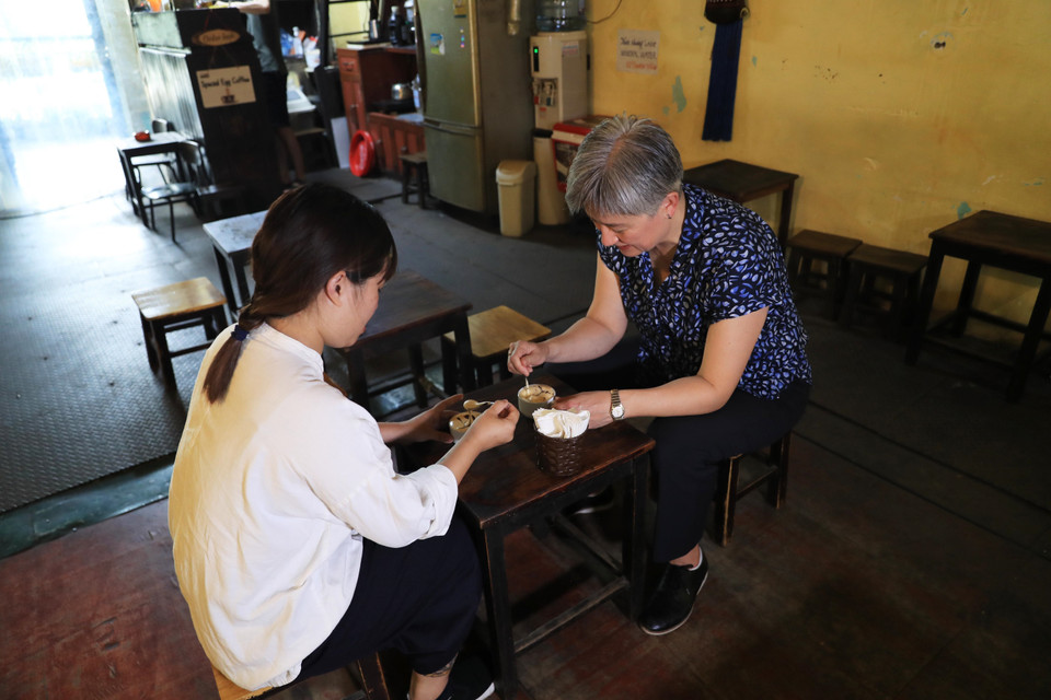 澳大利亚外长黄英贤同厨师山陈共同品尝鸡蛋咖啡。图自越通社