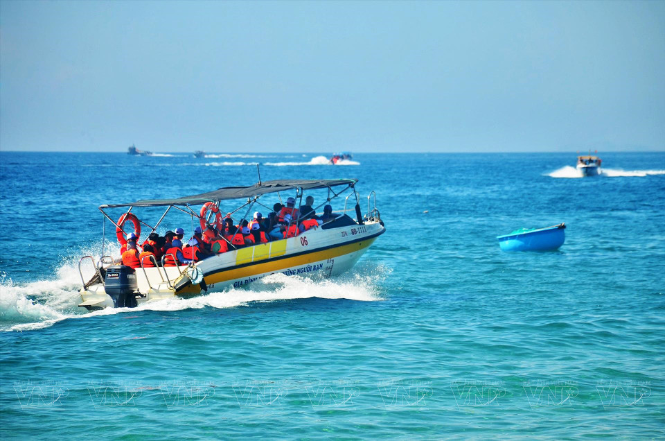 游客乘坐快艇前往奇窝岛游览。图自越南画报