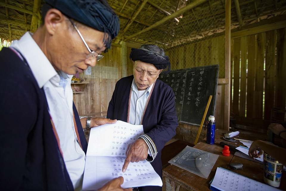 李文型先生细心传授瑶喃字相关知识。图自越通社