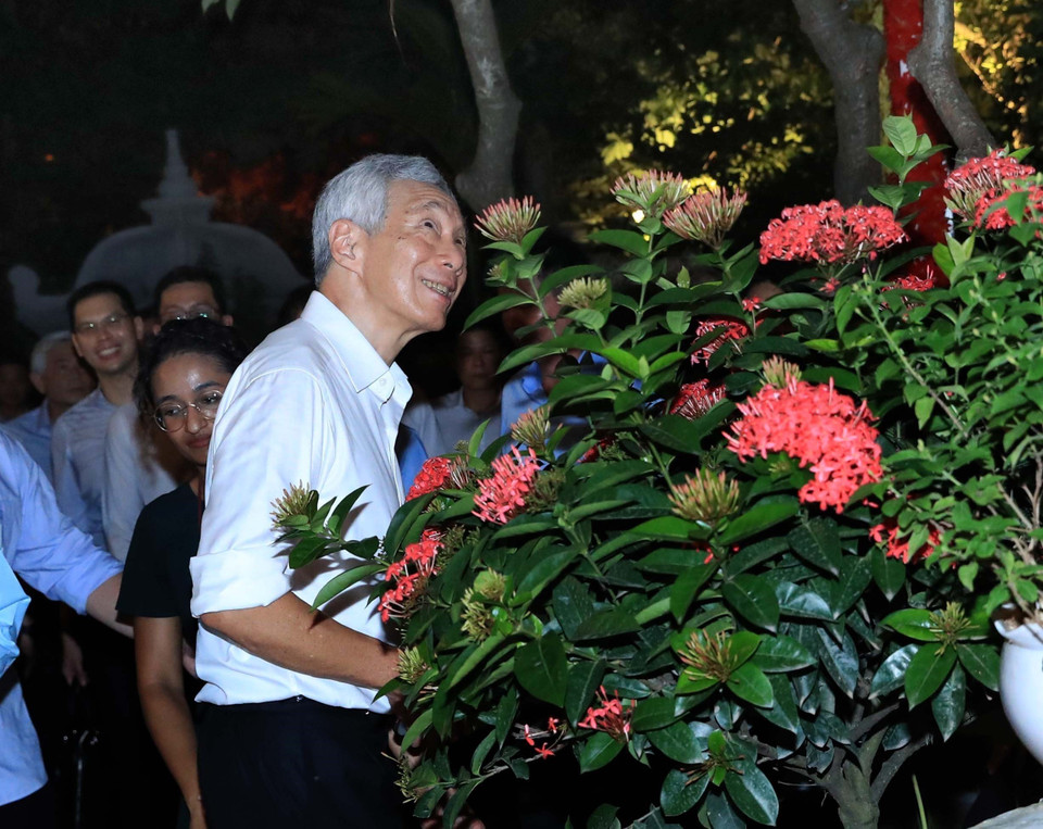 玉山祠的独特建筑和古老之美给新加坡总理李显龙留下深刻印象。图自越通社