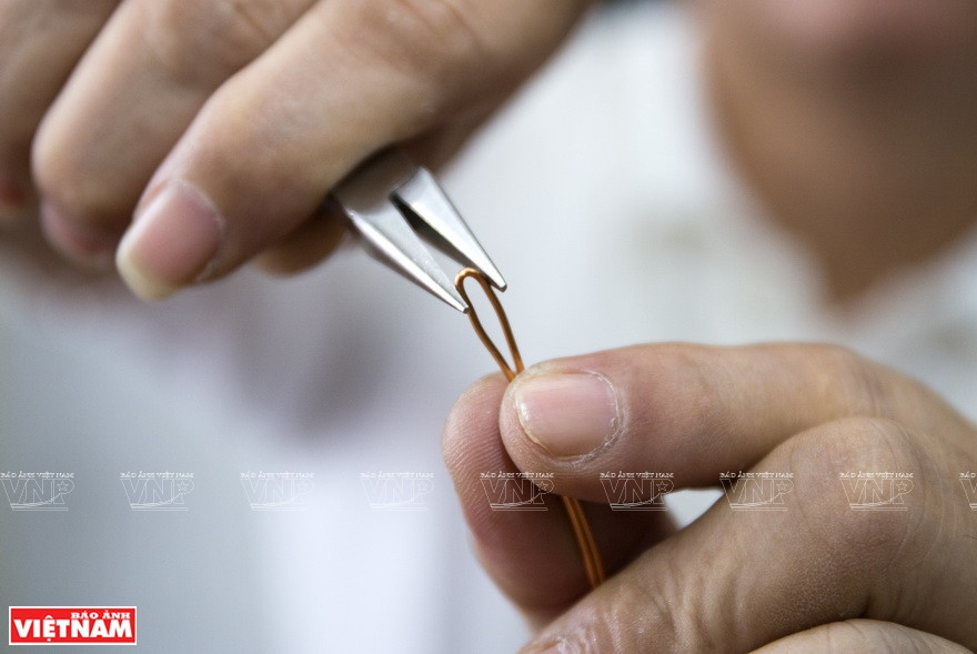 铜丝优质，薄且易于卷曲。图自越南画报