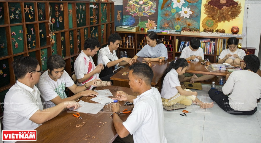 Uma为越南残疾人开办授艺班，创造就业机会。图自越南画报