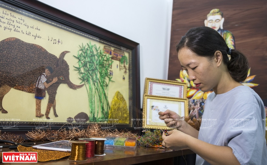 就读师范专业的阮氏明芳是越南制作铜丝产品的先驱。图自越南画报