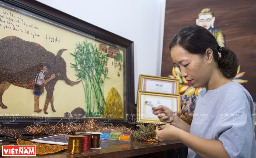 就读师范专业的阮氏明芳是越南制作铜丝产品的先驱。图自越南画报 