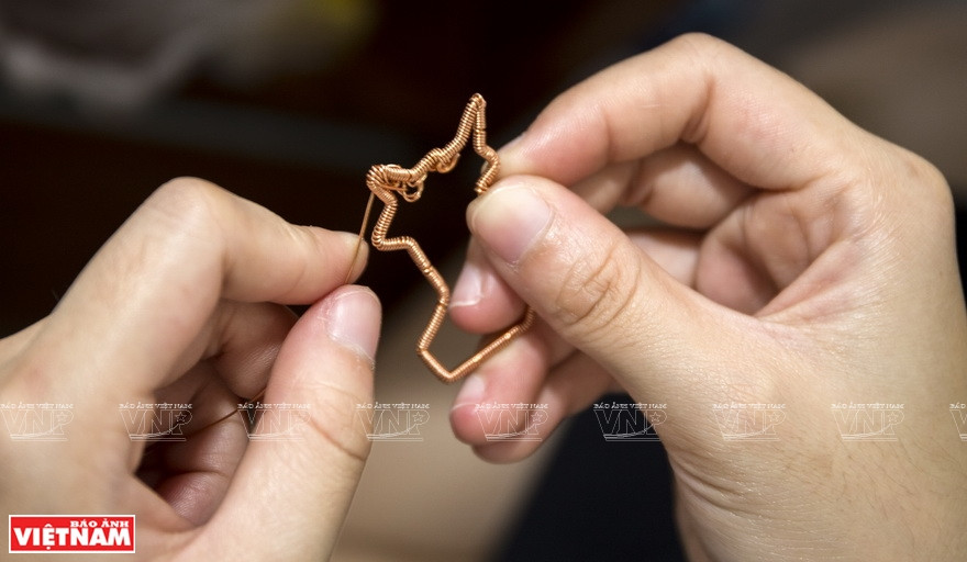制作铜丝艺术品要求手工者灵活手巧、耐心细致。图自越南画报