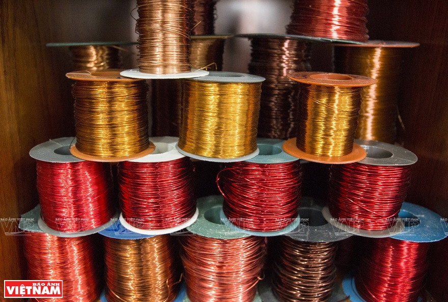 丰富多彩的铜丝。图自越通社