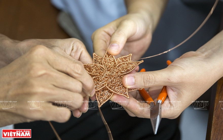 将无知的铜丝变成别具一格的艺术品。图自越南画报