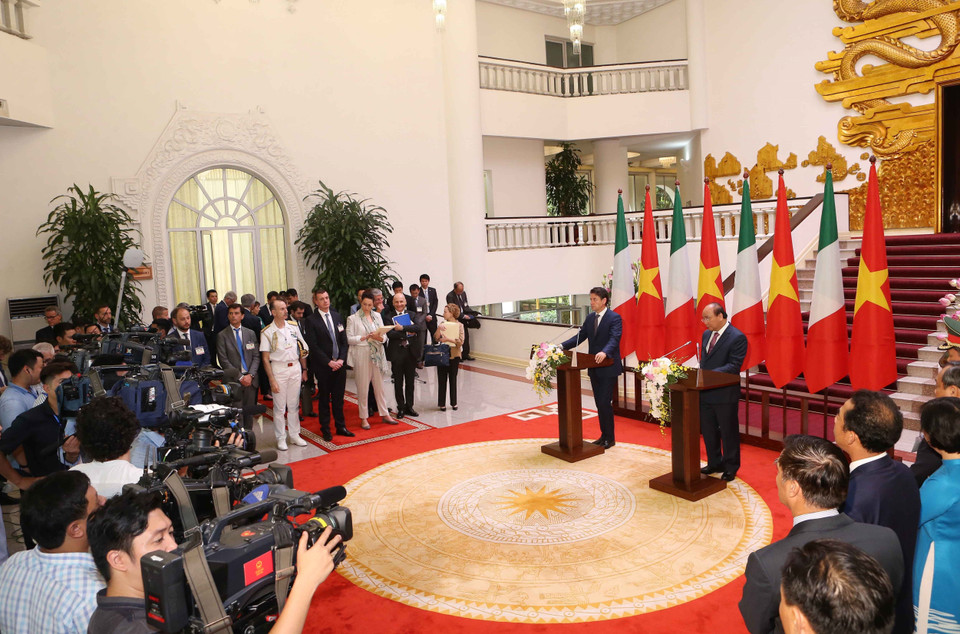 政府总理阮春福与意大利总理朱塞佩•孔特在会谈结束后共同主持记者会。图自越通社