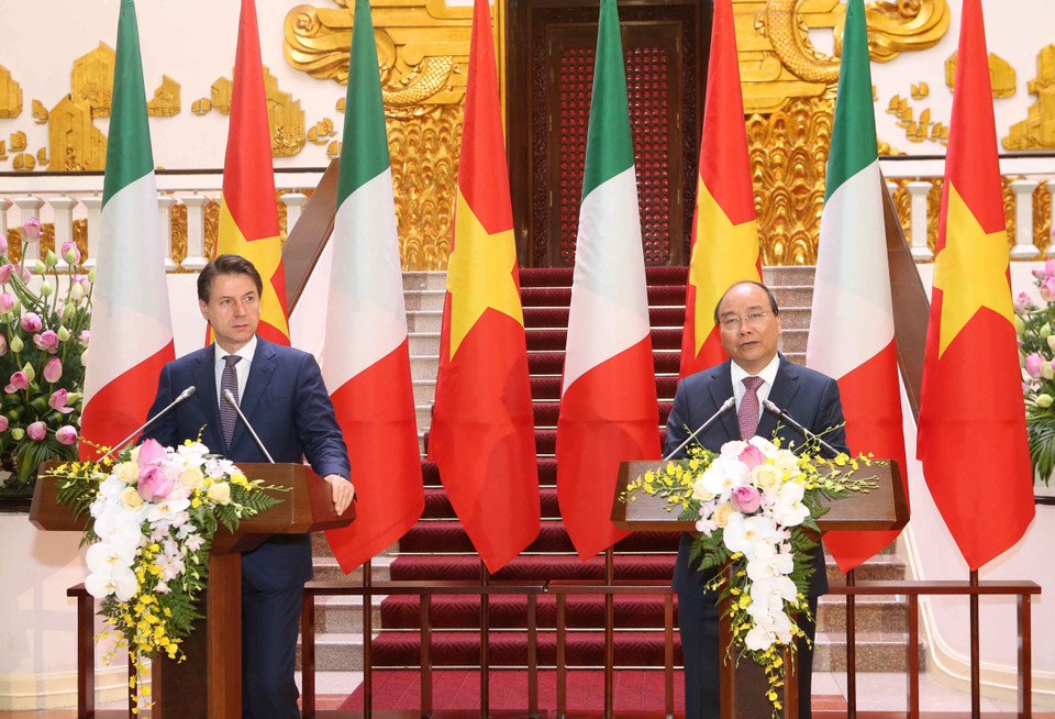越南政府总理阮春福与意大利总理朱塞佩•孔特在会谈结束后共同主持记者会。图自越通社